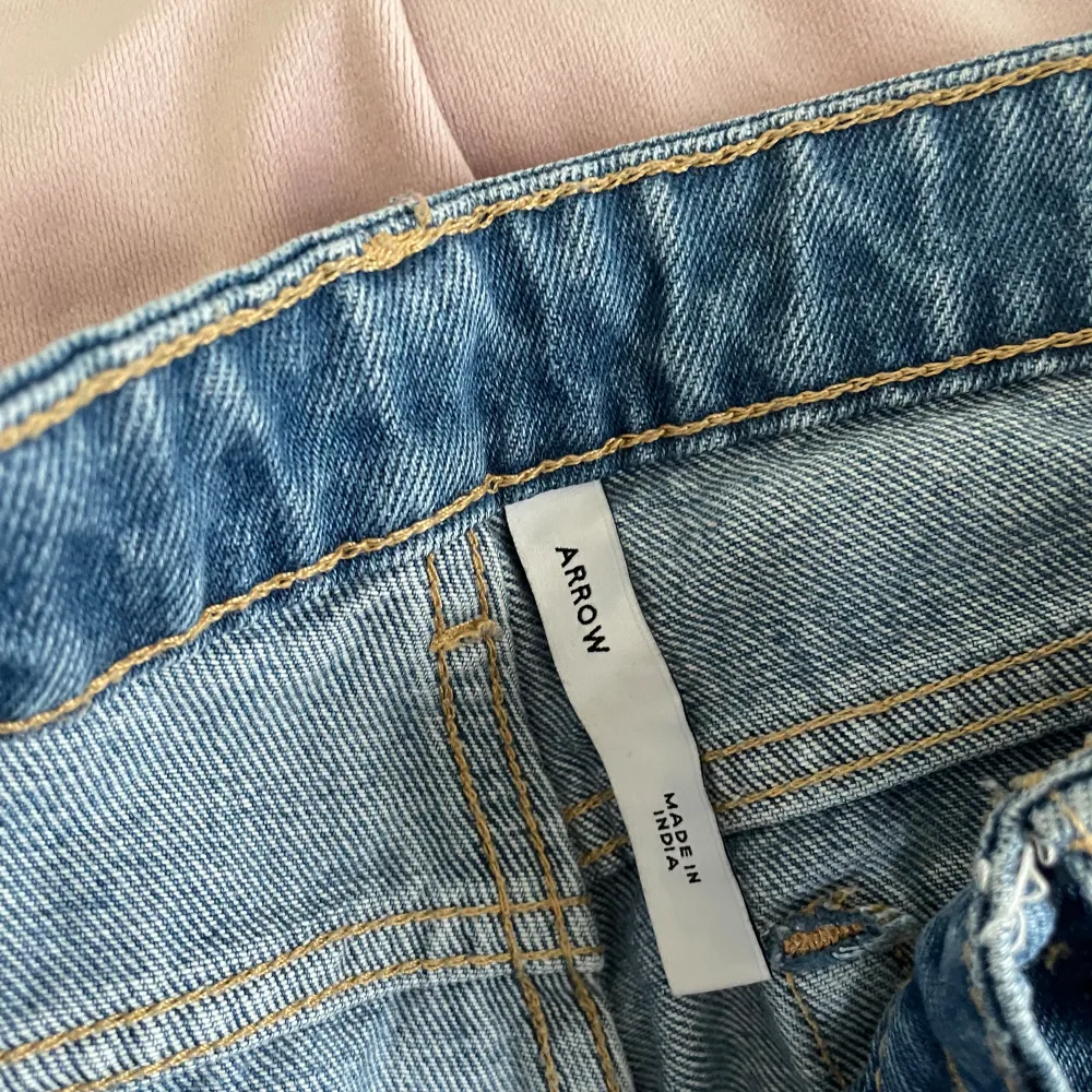 Jätte fina jeans från weekday, skulle sänga att de är midrise. De är inte andvända så mycket så bra skick💞. Jeans & Byxor.