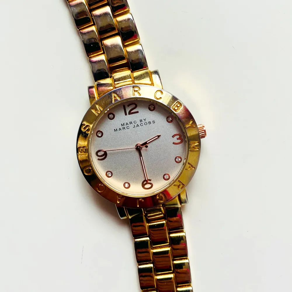 Guldfärgad klockan från Marc Jacobs i stainless steel Osäker om äkta därav priset . Accessoarer.