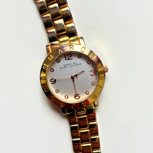 Klocka - Guldfärgad klockan från Marc Jacobs i stainless steel Osäker om äkta därav priset 