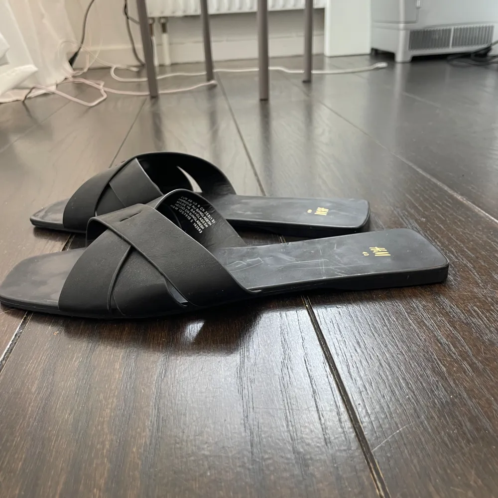 Ett par svarta platta sandaler i storlek 40 från H&M✨ Använt runt 5 gånger men inget som syns! Jättefina nu till sommaren😍😍. Skor.