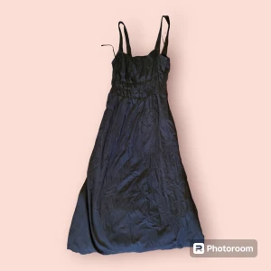 Ruched dress - En långklänning med ruched detaljer i midjan. Endast använd en eller två gånger då den inte passa mig. Storlek 38/M.