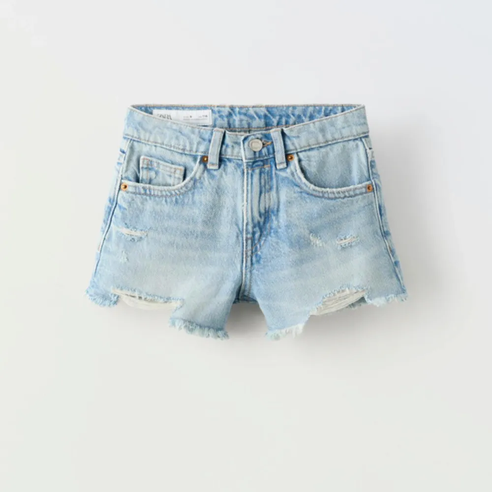 Dessa jeans shortsen är i bra skicks och har använt enstaka gånger. Dom passar jätte bra och har en bra passform i rumpan. Det är budgivnkng så skicka ditt bud❤️ 200 lägsta bud. Jeans & Byxor.