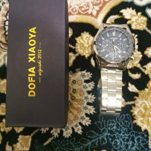 Klocka - Hej Säljer den här klockan köpte för 2250 men ville inte för att jag gillar digitala klockor mer den är helt ny kom med frågor och erbjudanden de finns i Västerås och jag kan frakta. Mvh