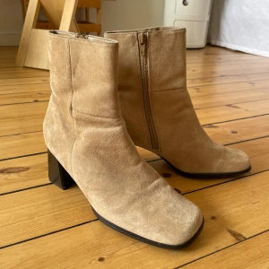 Y2K beigea mockasskor med fyrkantig tå - Ett par beiga mockastövletter som enbart har använts inomhus. De är hela och rena (mockan ser något flammig ut på bild)