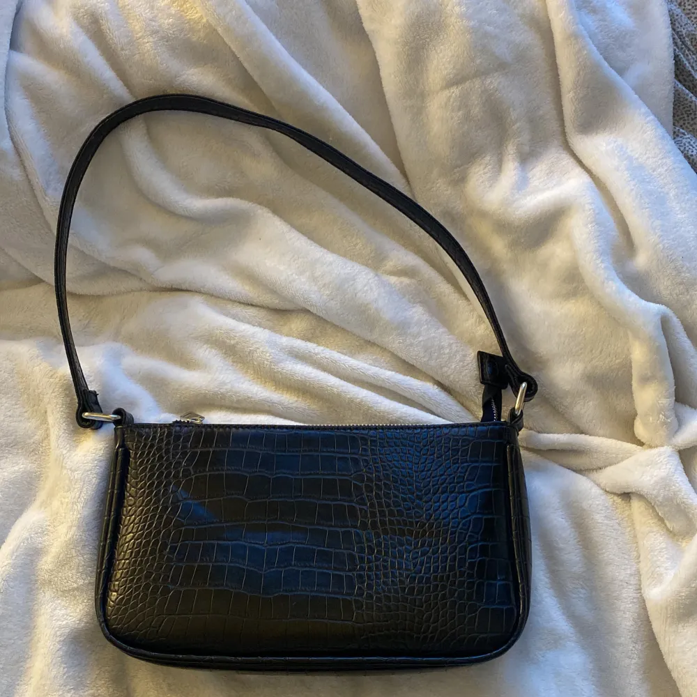 Säljer denna superfina svarta handväskan då jag inte använder den då jag använder en annan! Använd ett fåtal gånger och är i NY skick!💕 Köpte för 180kr, pris kan diskuteras!💕. Väskor.
