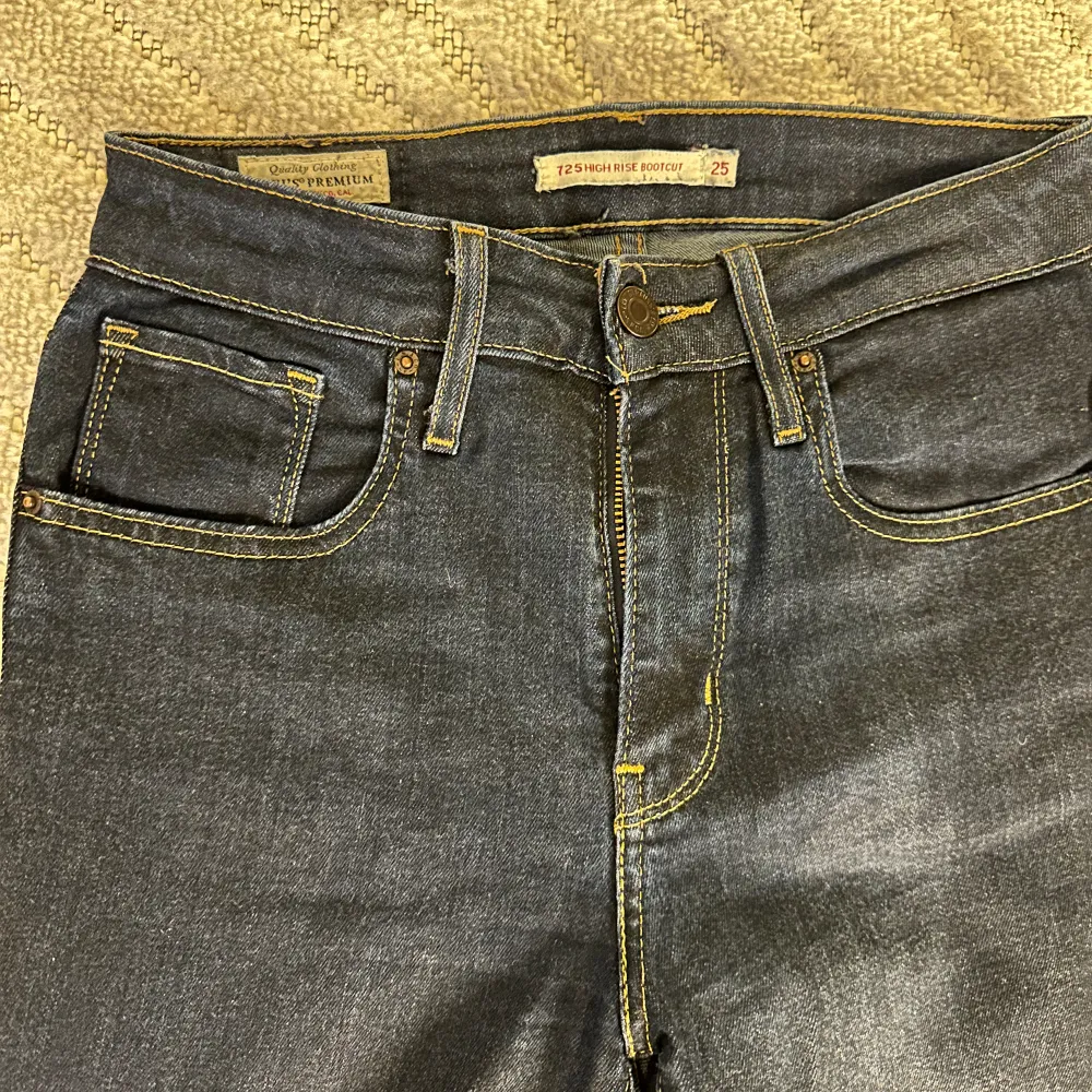 Jättefina mörkblå Levis jeans med bootcut i superbra skick. De står High Rise men de är mer mid rise tycker jag. . Jeans & Byxor.
