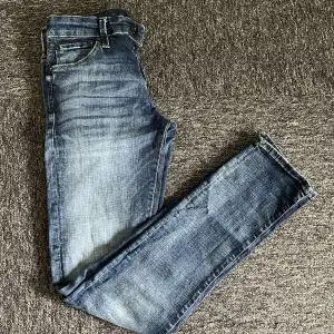 Riktigt feta Jack @ Jones jeans! Storlek W28/L32 och passar om man är mellan 170-180 cm.  Passformen är slim fit och är riktigt snygga! Knappt använda 9,5 av 10