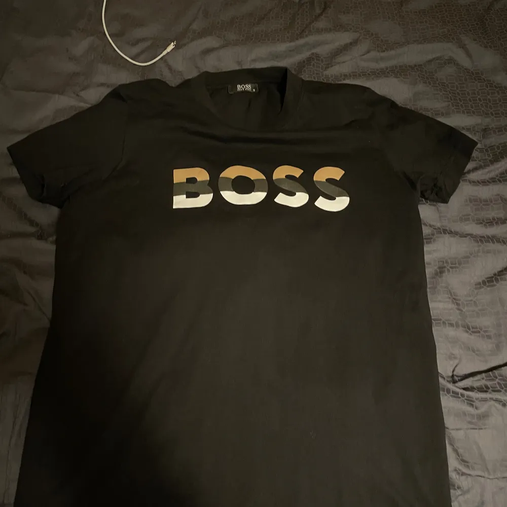 En svart Hugo boss t-shirt med storlek S. Använd få gånger och är fortfarande i nyskick. . T-shirts.