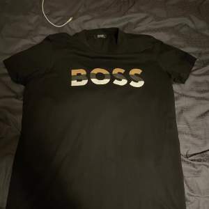 En svart Hugo boss t-shirt med storlek S. Använd få gånger och är fortfarande i nyskick. 