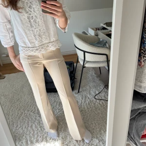 Kostymbyxor  - Kostymbyxor från missäy!! Toppen skick då de endast är använda en gång! Skriv vid frågor eller fler bilder💕