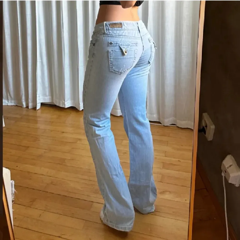 !inte mina bilder! Ett par snygga låg midjade jeans, använda 1 gång💗 jag är 174cm och bra i längden🩷. Jeans & Byxor.