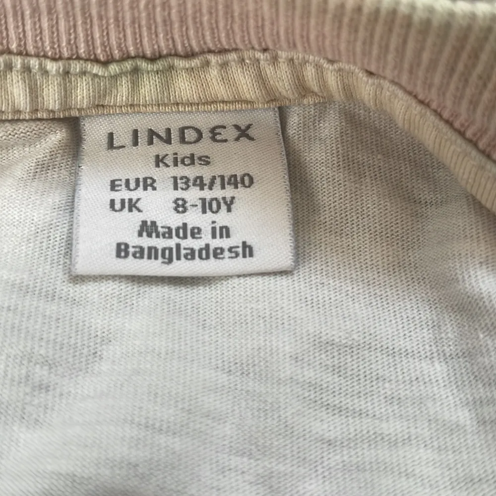 T-shirt från Lindex storlek 134-140 frakt 15kr. T-shirts.