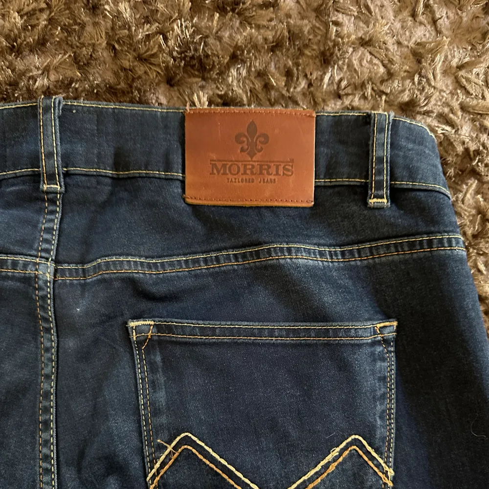 Säljer mina super snygga Morris jeans då de inte kommer till användning längre. Skicket är 9/10 och de är köpta för 1800. Jag är 185 cm lång. Jeans & Byxor.