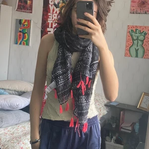 Svart scarf - Kan vara allt, filt, scarf, runt axlarna !