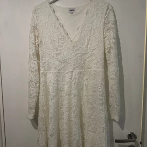 Vit klänning - Vit studentklänning strl L, använd 1 gång 