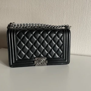 Svart handväska  - Svart handväska med skysterbar axelrämm som kan förkortas/ förlängas  vid behov. Bra skick och inga fläckar. Frakt ingår inte😊