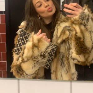 Päls jacka  - Pälsjacka från Vila.  Kommer ej till användning men så himla snygg.  Är storlek M men passa mig som har Xs 