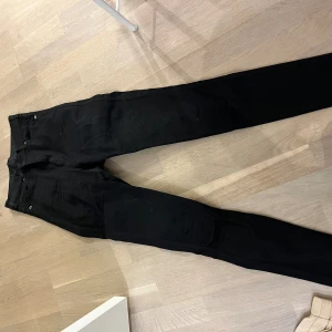 Svarta tighta jeans högmidjade - Fin