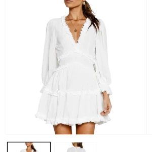 Studentklänning - Helt oanvänd klänning. Perfekt till studenten. Var dock för liten för mig, därav säljer jag denna. Jag är 170cm lång och upplevde den en aning kort i ärmarna