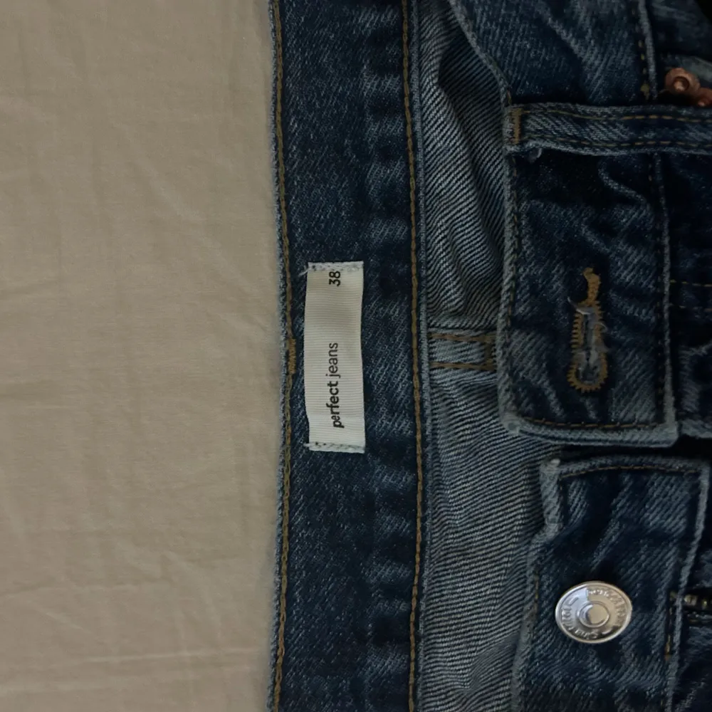 superfina jeans från gina💕  använda endast ett fåtal gånger, är i nyskick . Jeans & Byxor.