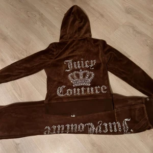juicy couture byxor från Ali express (bruna) - Storleken är S och passar mig som brukar ha Xs vanligtvis ( säljer de eftersom jg inte har behov av de) väldigt fina byxor köpte för 600 båda två tsm, pris kan diskuteras 