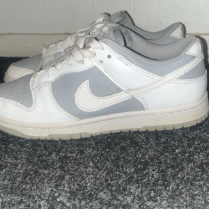 Nike - Säljer mina DUNK "WHITE GREY" LOW då dom inte är i min storlek, använda ett få tak gånger, behövs bara en tvätt så är dom som nya, pris går att diskutera, skriv hjärna om Ni har frågor😃