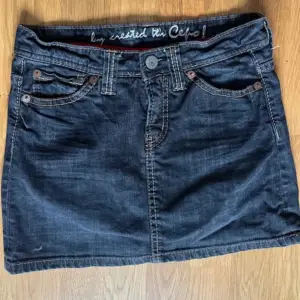 Mörkgrå jeans kjol. Stämmer i storleken och används tyvärr inte längre. Är öppen för prisförslag