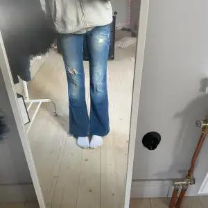 Super snygga jeans med hål som aldrig används💗