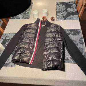 Moncler cardigan, storlek M köpt på plick för 2800kr. Kan dock inte garantera att den är äkta, men nfc scannen på armen funkar och lapparna ser bra ut. Skicka ett dm för fler bilder.