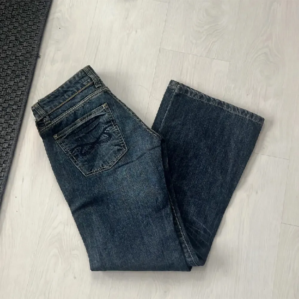 Säljer dessa snygga jeans som tyvärr inte passade jättebra! Fint skick💗. Jeans & Byxor.
