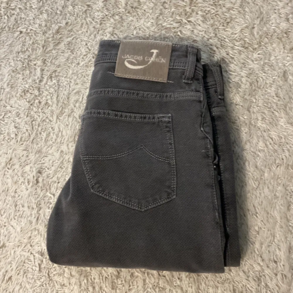 Otroligt snygga och sköna Jacob Cohen jeans i ett skönt material. Storlek 31, men skulle säga att de är 31 midja och 33 längd. Skriv vid frågor eller funderingar . Jeans & Byxor.
