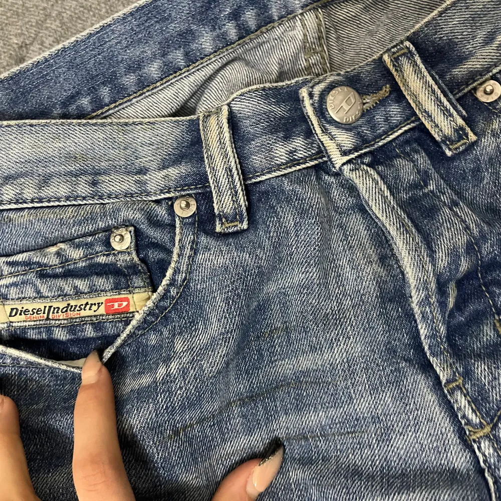 Jätte snygga jeana från disel❤️som är lågmidjad och jätte snygga som it har kommit t använding!. Jeans & Byxor.
