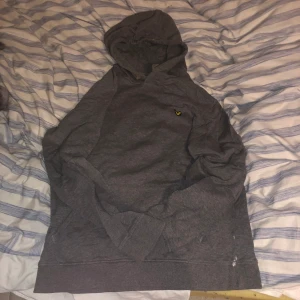 Lyle and scott hoodie  - Jag säljer den här för den inte passar mig längre, den har ett litet hål vid armen som ni ser på 3 bilden men hör av er vid funderingar.