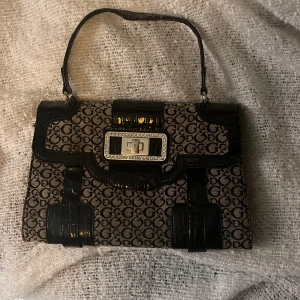 Guess handväska - Har använts ett flertal gånger, finns lite skador som visas på bilderna. Annars i bra skick. Pris kan diskuteras 