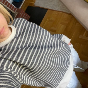 Zara Tröja  - Säljer min älskade Zara tröja som tyvärr får jag ingen användning för den, defekter förekommer på insidan av ärmen men inget som syns (pris kan diskuteras)💗