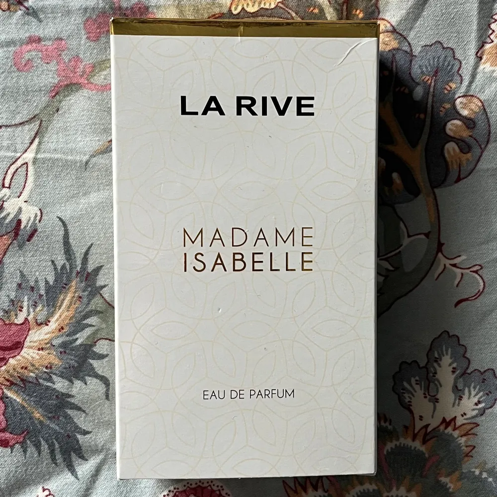 Säljer en parfym från La Rive. Madame Isabelle EdP 100ml, endast sprayad ett fåtal gånger. Underbar doft men passar tyvärr inte mig. Inköpt för ca 2 månader sedan.. Övrigt.