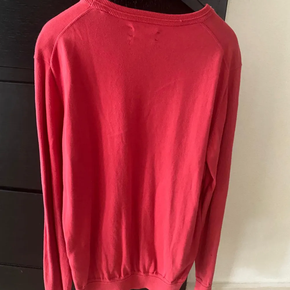 Gant tröja i super fint skick i en röd färg, storlek s . Hoodies.
