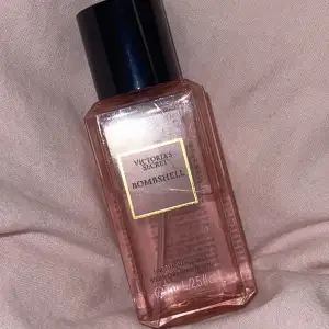 Victoria Secret bombshell mist/parfym🌸 75ml med ca 85-90% kvar!❤️Tycker personligen att doften är lite söt och blommig men man kan kolla upp doftnoterna online om man vill❤️