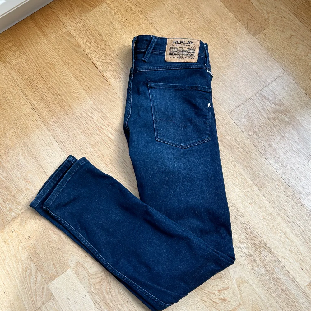 Ett par feta replay jeans som är i nyskick.   Modellen är 185cm och väger 72kg.  Hör av er vid fler frågor!. Jeans & Byxor.