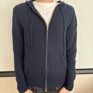 Soft goat hoodie - Tja säljer nu denna slutsålda soft goat hoodien i färgen blå, storlek S, skick 7/10, då den är sydd i armhålan (se bild 5) lite nopprig men annars helt okej. Tröjan är i 100% Kashmir, väldigt skönt material. Mötas upp i Stockholm eller frakt📦