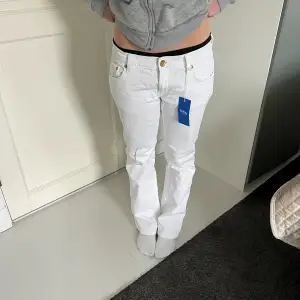 Så fina vita jeans köpta från Sellpy med prislapp på men ursprungligen från Zara.  I storlek 36/38 men små i storleken. Modellen är 163 cm. 