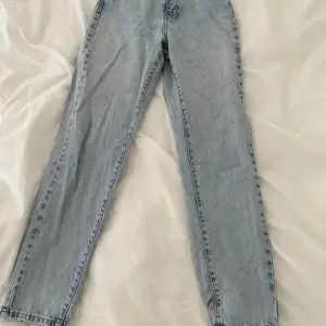 Mom jeans från Gina Tricot i bra skick!💙
