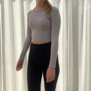 Grå träningströja  - Jätteskön, ribbad och stretchig träningströja som är sömlös! Använd endast ett fåtal gånger!🩶