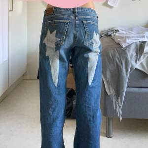 Supercoola jeans med tryck på fickorna, säljer pga inte min stil längre❤️