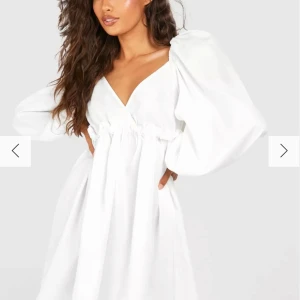 En helt ny vit klänning, oanvänd. Säljer för att den inte passade. - Storlek 38, köpt från booho, nypris 198kr. Säljer för 169kr + frakt