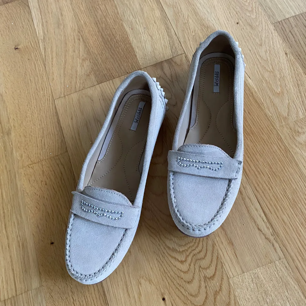Säljer ett par beiga loafers från Geox i st 36 som är sparsamt använda. De är i mycket bra skick.. Kengät.