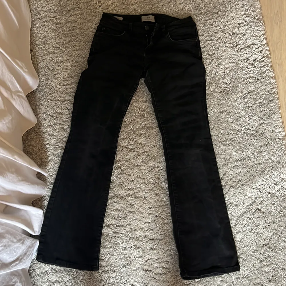 Säljer dessa assnygga ltb jeans i modellen Roxy.💓 Köpta för ca 900!😍Anledningen till att jag säljer dessa jeans är för att de är lite för korta. Priset kan diskuteras!🥰. Jeans & Byxor.