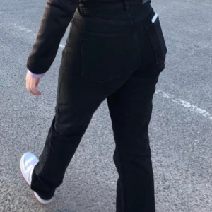 Jeans från nelly i storlek 38/40 - Baggy jeans, svart/uttvättade gråsvart. Använda några gånger men har blivit för stora 