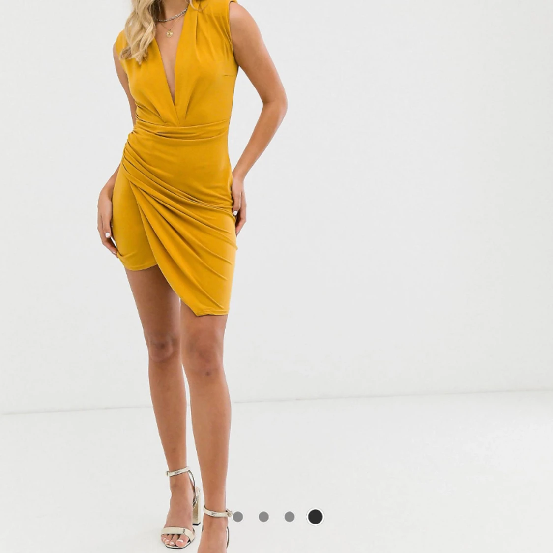 Senapsgul, rynkad miniklänning med djup urringning