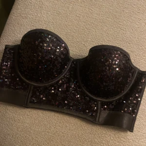 Glitter bh  - Glitter bh från H&M i storlek 70b och aldrig använd.